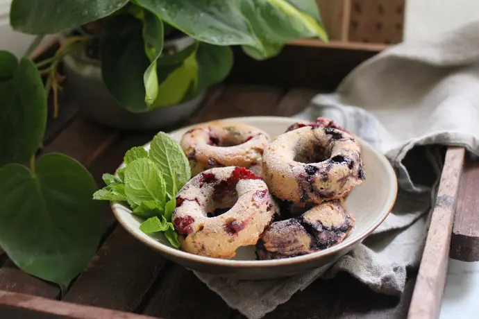 Natürliche leichte Donuts mit Heidelbeer und Himbeer