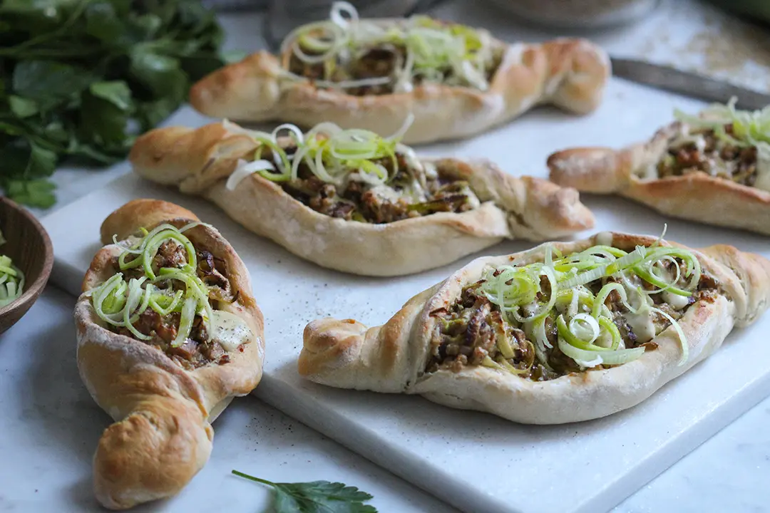 Vegane Pizza-Schiffchen mit Sahnehack