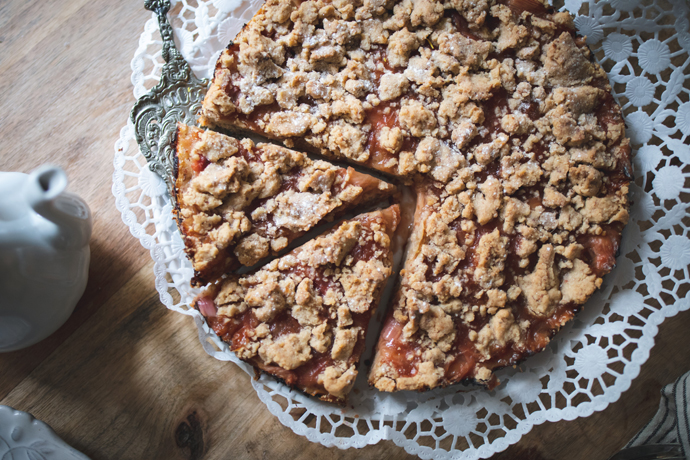 Veganer Rhabarber-Streuselkuchen aufgeschnitten, Nahaufnahme