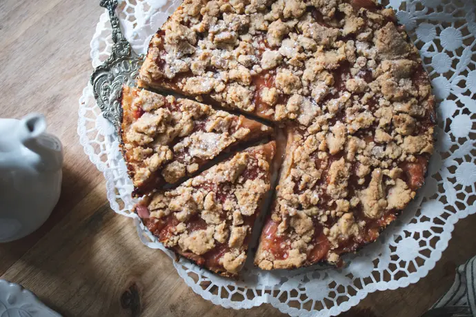 Veganer Rhabarber-Streuselkuchen aufgeschnitten, Nahaufnahme
