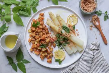 Weißer Spargel mit knusprigen Röstkartoffeln und Butterbröseln vegan zubereitet. Einfaches, schnelles Rezept für weißen Spargel mit Kartoffeln.
