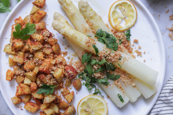 Weißer Spargel mit Butterbröseln und Ofenkartoffeln