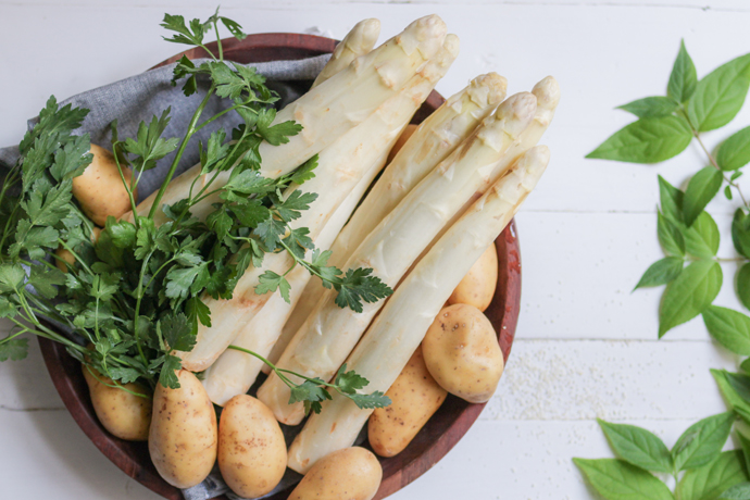 Weißer Spargel und Kartoffeln