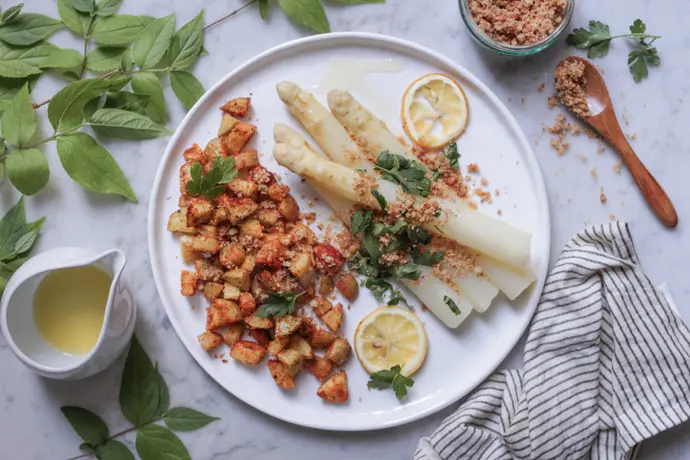 Weißer Spargel mit Butterbröseln und Ofenkartoffeln
