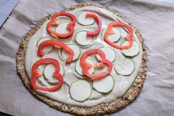 Bunte Pizza mit Zucchini-Boden • veggies | vegan