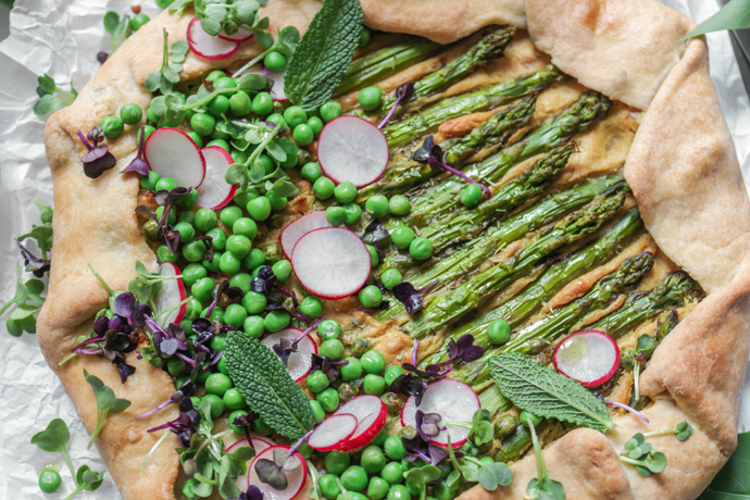 Knusprige Galette mit grünem Spargel. Vegane Spargelrezepte