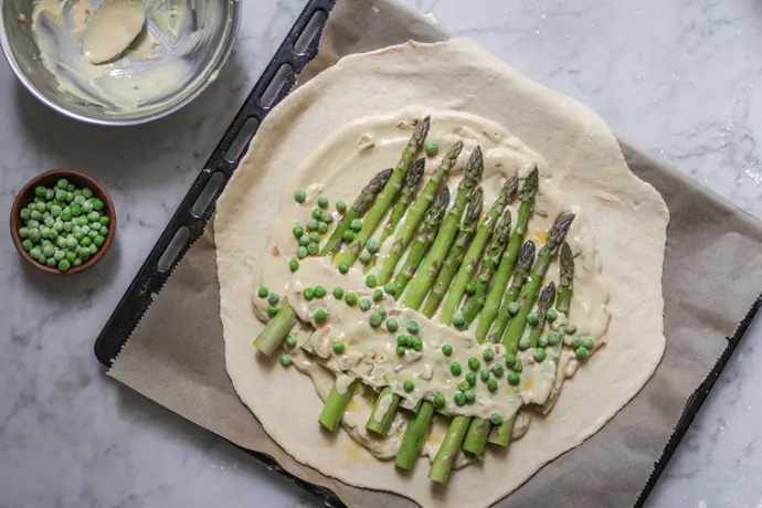 Knusprige Galette mit grünem Spargel. Vegane Spargelrezepte