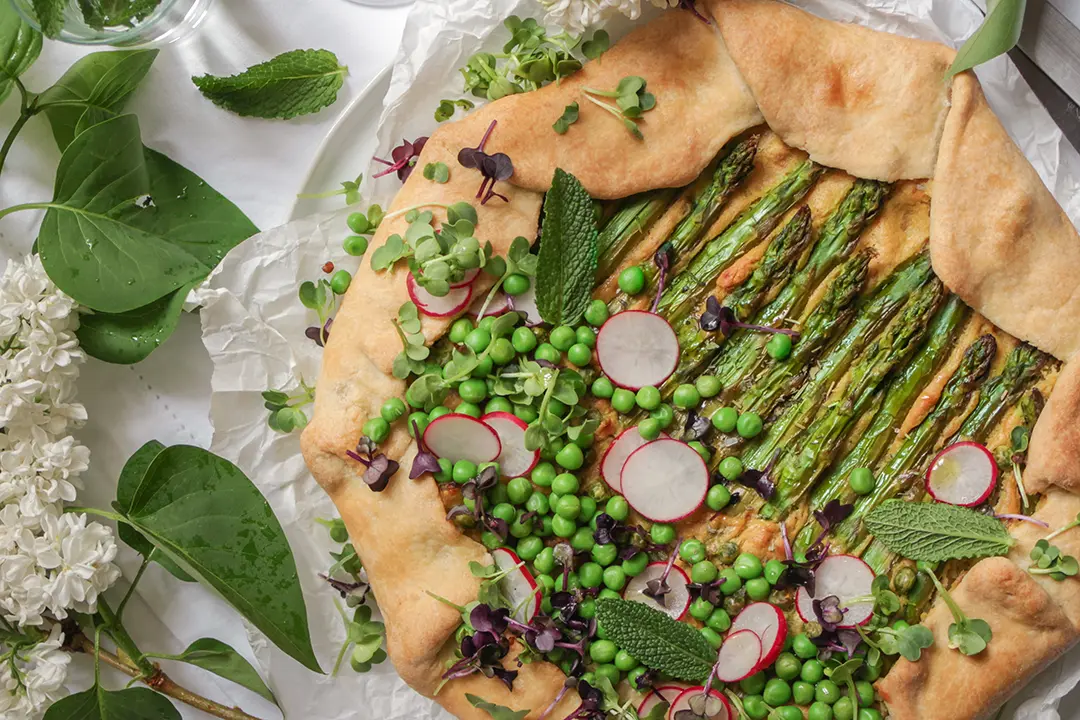 Knusprige vegane Galette mit grünem Spargel und saftiger Füllung. Einfaches, leckeres Rezept für grünen Spargel. Vegane Spargelrezepte