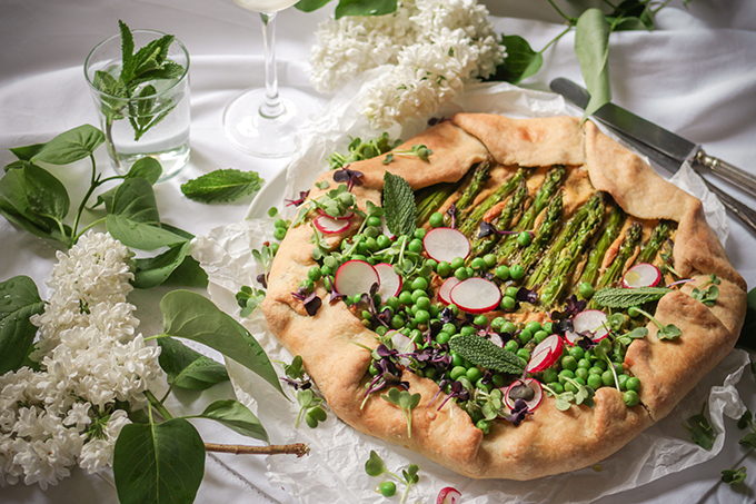 vegane Galette mit grünem Spargel