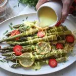 Grüner Ofen-Spargel mit veganer, zitroniger Sauce Hollandaise. Veganes Spargelrezept. Schnell und einfach grünen Spargel zubereiten