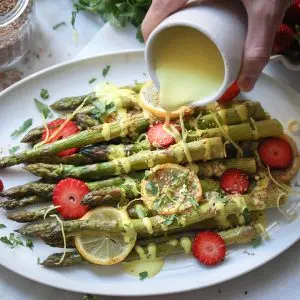 Grüner Ofen-Spargel mit veganer, zitroniger Sauce Hollandaise. Veganes Spargelrezept. Schnell und einfach grünen Spargel zubereiten