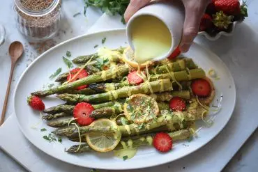 Grüner Ofen-Spargel mit veganer, zitroniger Sauce Hollandaise. Veganes Spargelrezept. Schnell und einfach grünen Spargel zubereiten