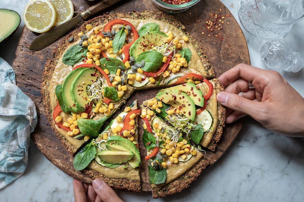 Bunte Pizza mit Zucchini-Boden • veggies | vegan