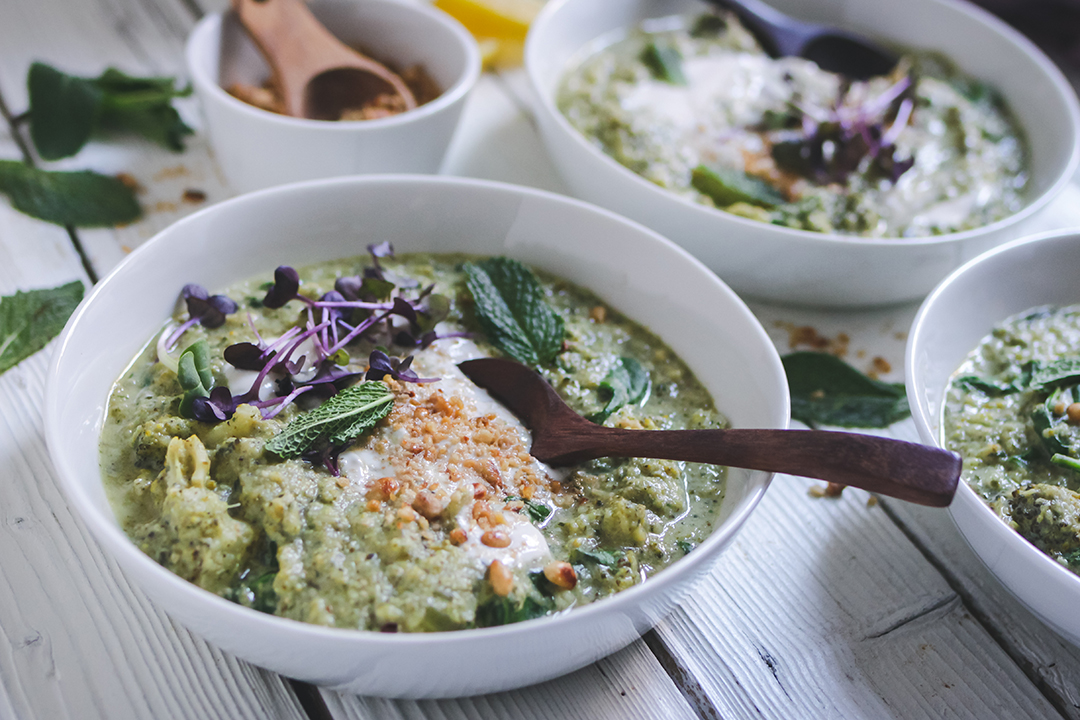 Leas Grüne Suppe mit Brokkoli, Spinat &amp; Zucchini • veggies | vegan