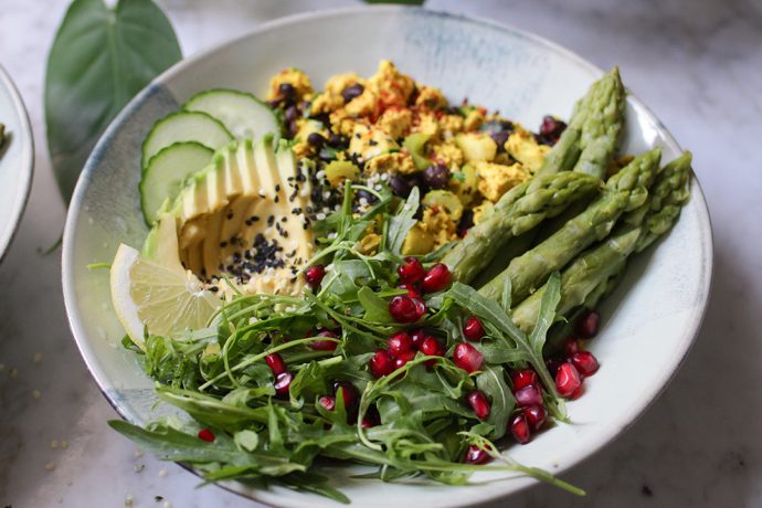 Rührtofu-Bowl mit grünem Spargel - veganes Spargelrezept schnell und einfach
