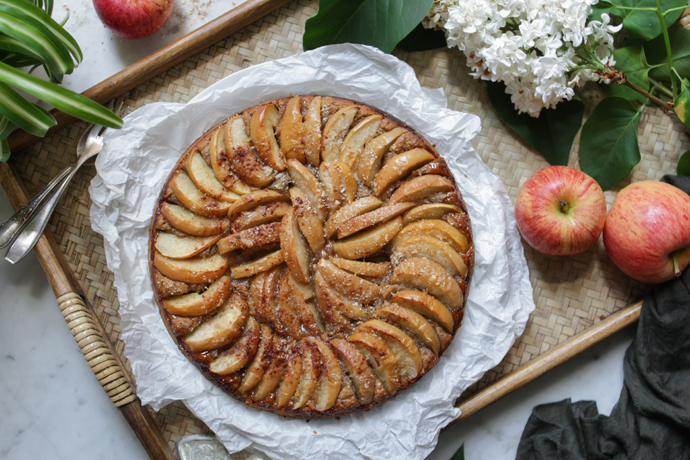 Einfacher, veganer Apfelkuchen, gewürzt mit Ingwer und Kardamom