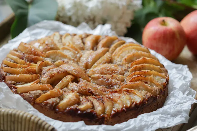 Einfacher, veganer Apfelkuchen, gewürzt mit Ingwer und Kardamom