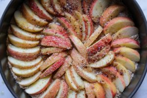 Veganer Apfelkuchen gedeckt und vorbereitet für den Ofen