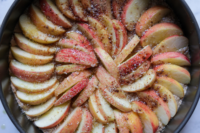 Veganer Apfelkuchen gedeckt und vorbereitet für den Ofen