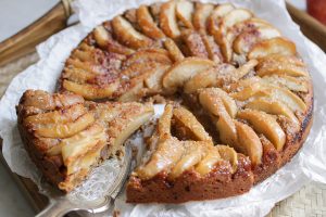 Einfacher, veganer Apfelkuchen, gewürzt mit Ingwer und Kardamom