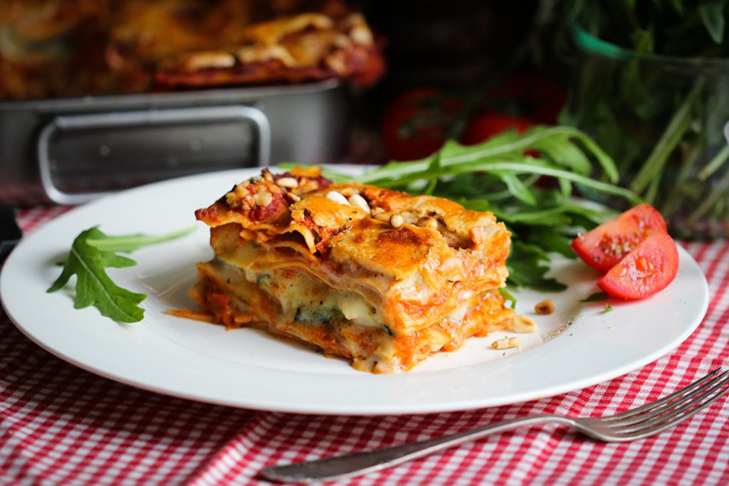 Ein Stücke vegane Lasagne auf einem Teller