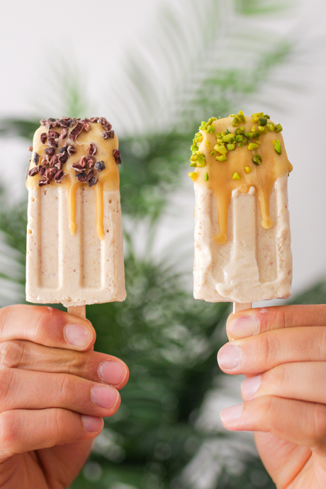 Karamelliges veganes Eis am Stiel mit Kakaonibs und Pistazien