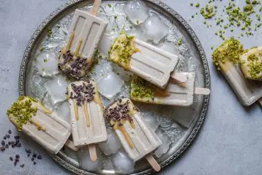 Karamelliges veganes Eis am Stiel mit Kakaonibs und Pistazien
