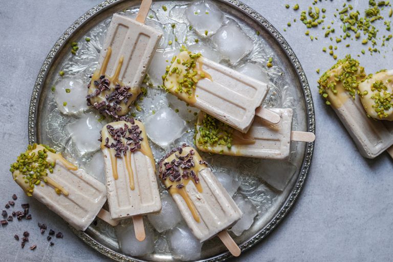 Karamelliges veganes Eis am Stiel mit Kakaonibs und Pistazien