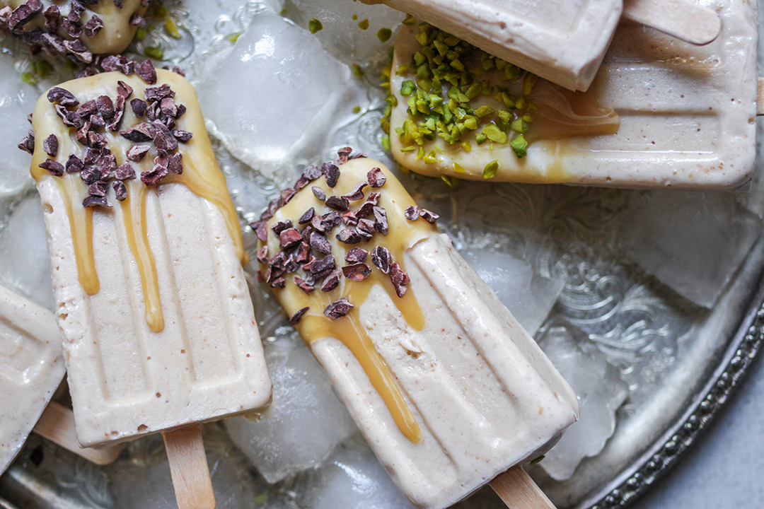Karamelliges veganes Eis am Stiel mit Kakaonibs und Pistazien
