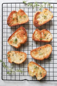 Geröstetes Knoblauchbaguette auf einem Backgitter