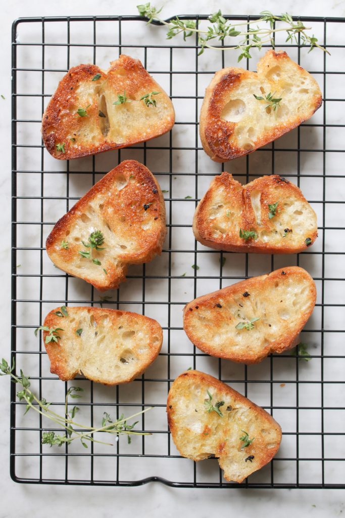 Geröstetes Knoblauchbaguette auf einem Backgitter