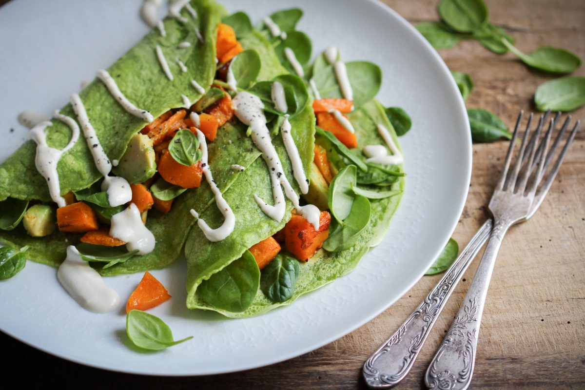 Vegane Spinat-Pfannkuchen mit Butternut und Avocado