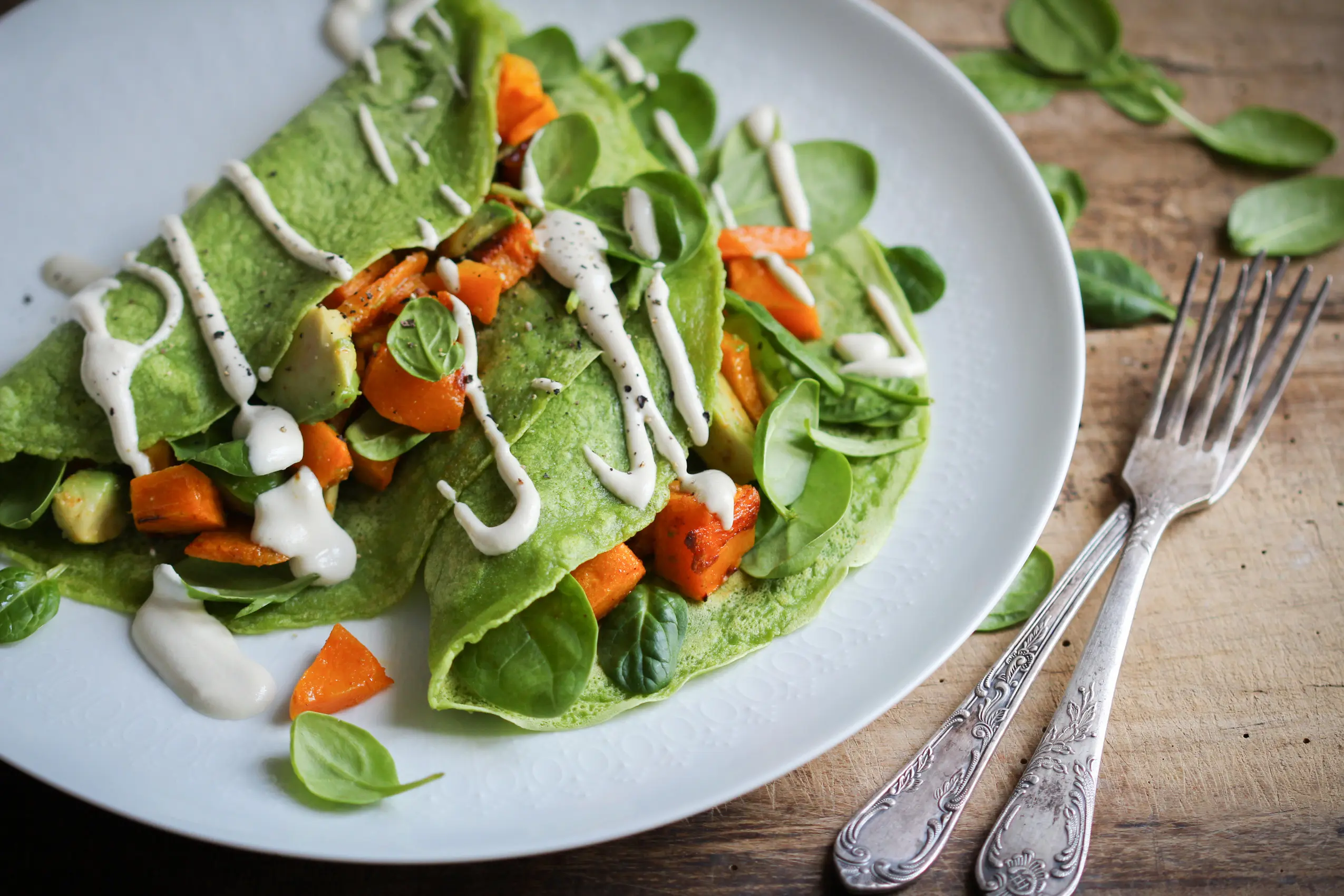 Vegane Spinat-Pfannkuchen mit Butternut und Avocado