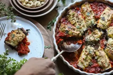 Vegane, glutenfreie Auberginen-Involtini mit einer Tofu-Kräuterfüllung. Ein schnell gemachtes, köstliches Auberginengericht.