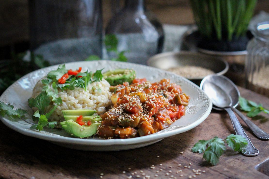 Auberginen-Okra-Curry mit braunem Reis und Koriander • veggies | vegan