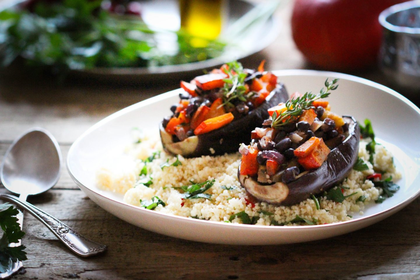 Gefüllte Auberginen-Schiffchen auf scharfem Couscous • veggies | vegan Gefüllte Auberginen-Schiffchen auf scharfem Couscous • veggies | vegan