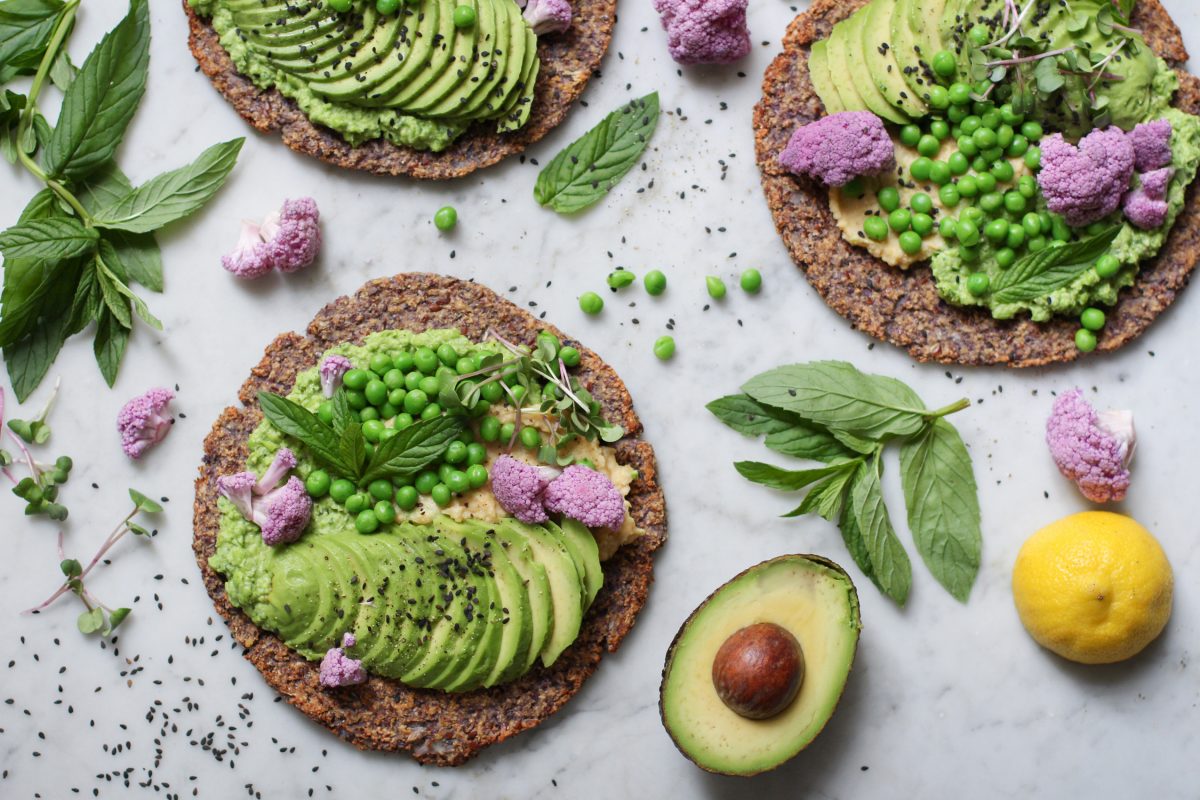 Blumenkohlpizza mit Avocado