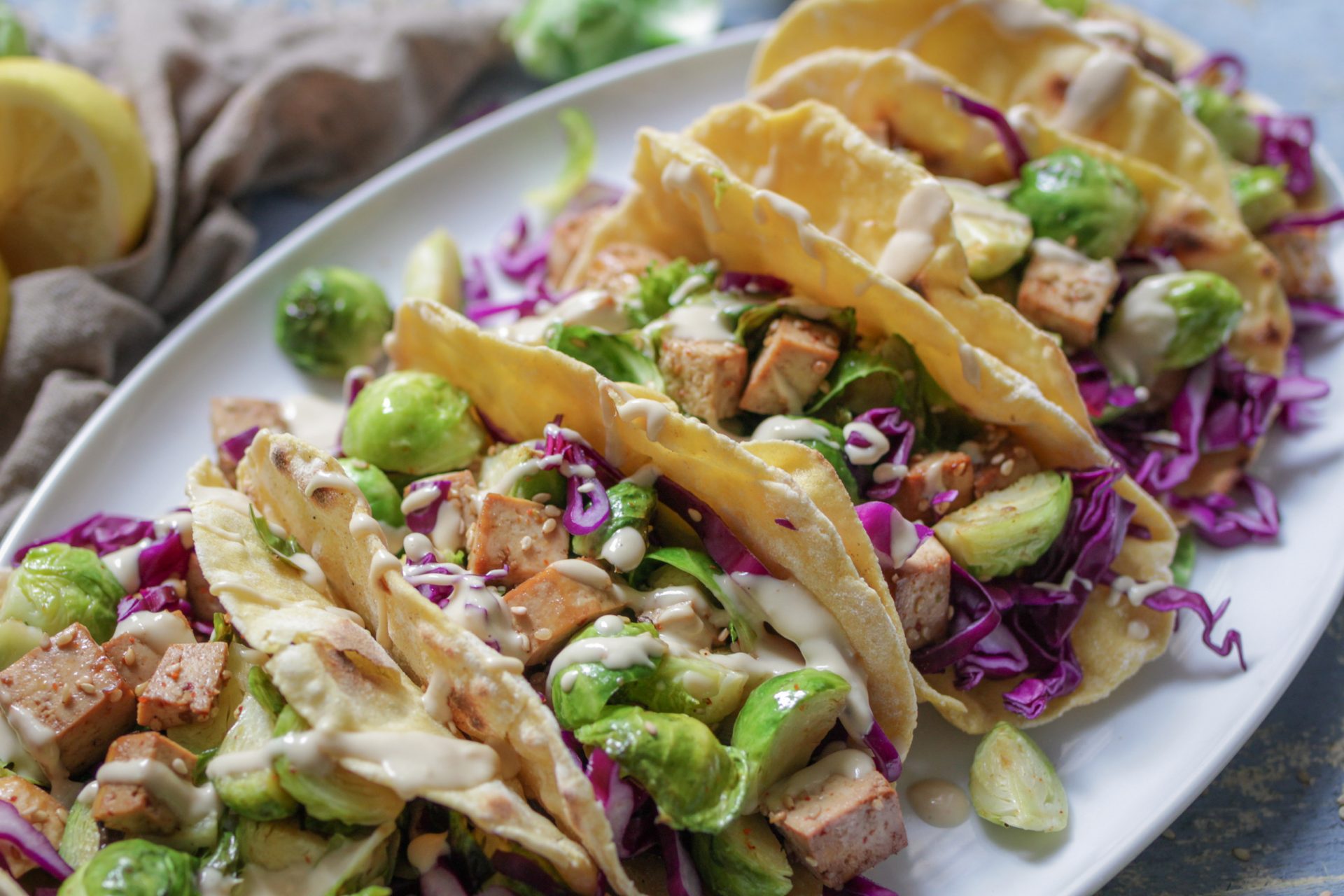 Selbstgemachte Tacos mit Rosenkohl-Tofu-Füllung • veggies | vegan