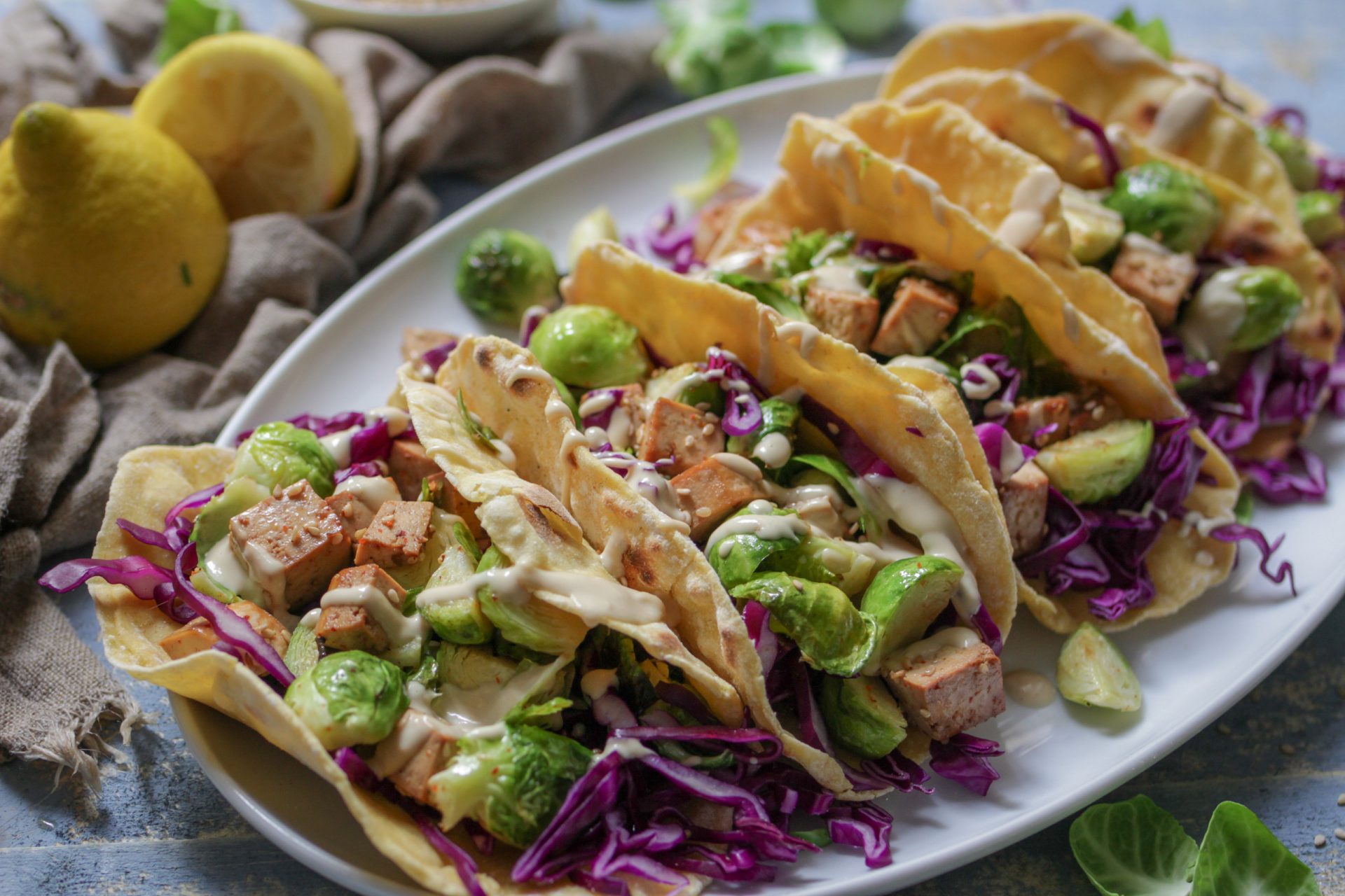 Selbstgemachte Tacos mit Rosenkohl-Tofu-Füllung • veggies | vegan