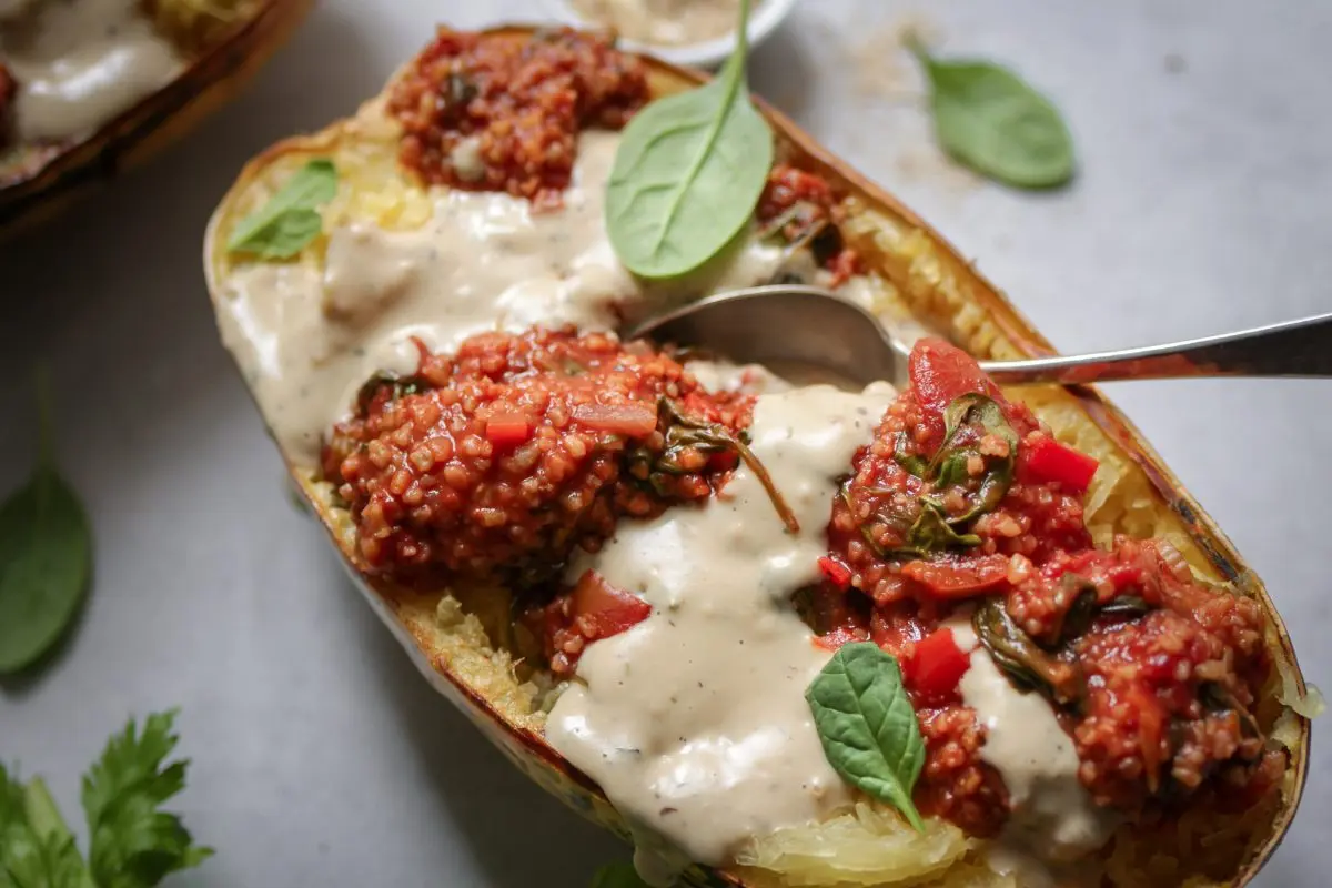 Veganer Spaghettikürbis mit Grünkernbolognese