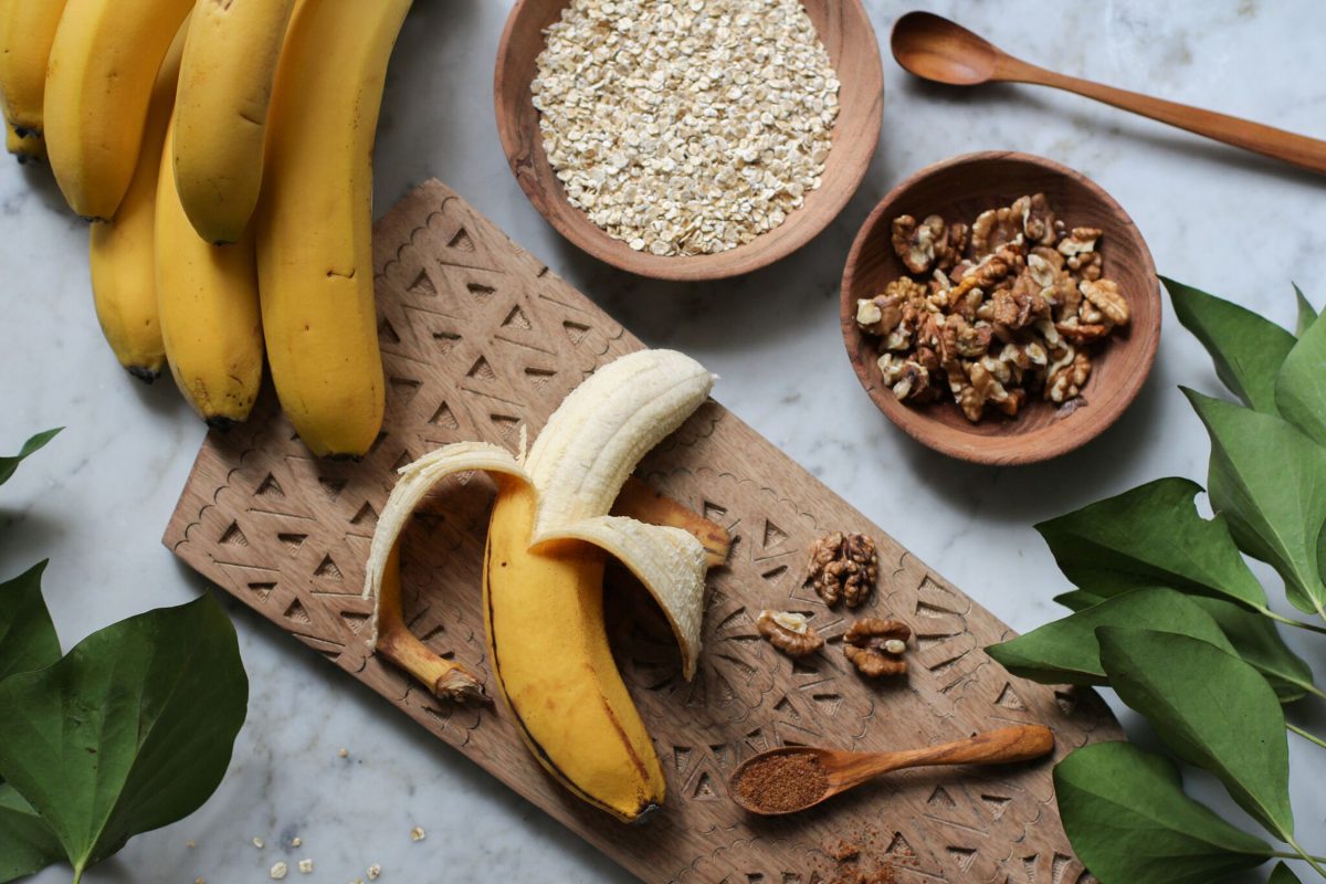 Zutaten für einen veganen bananenkuchen mit Pecannüssen