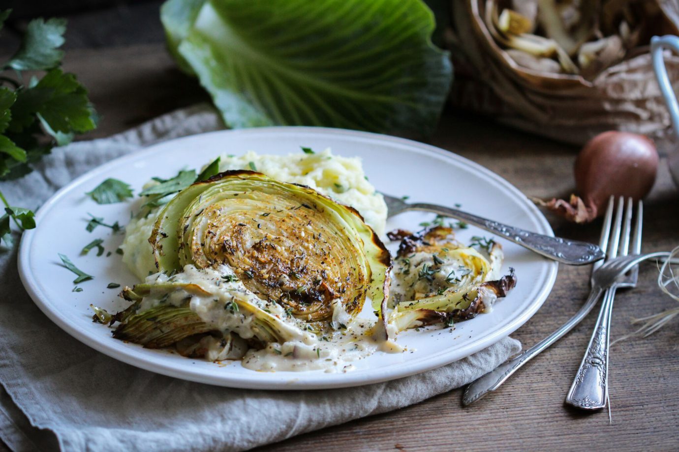 Ofen-Weißkohl mit Zwiebelbechamel &amp; Kartoffelpüree • veggies | vegan