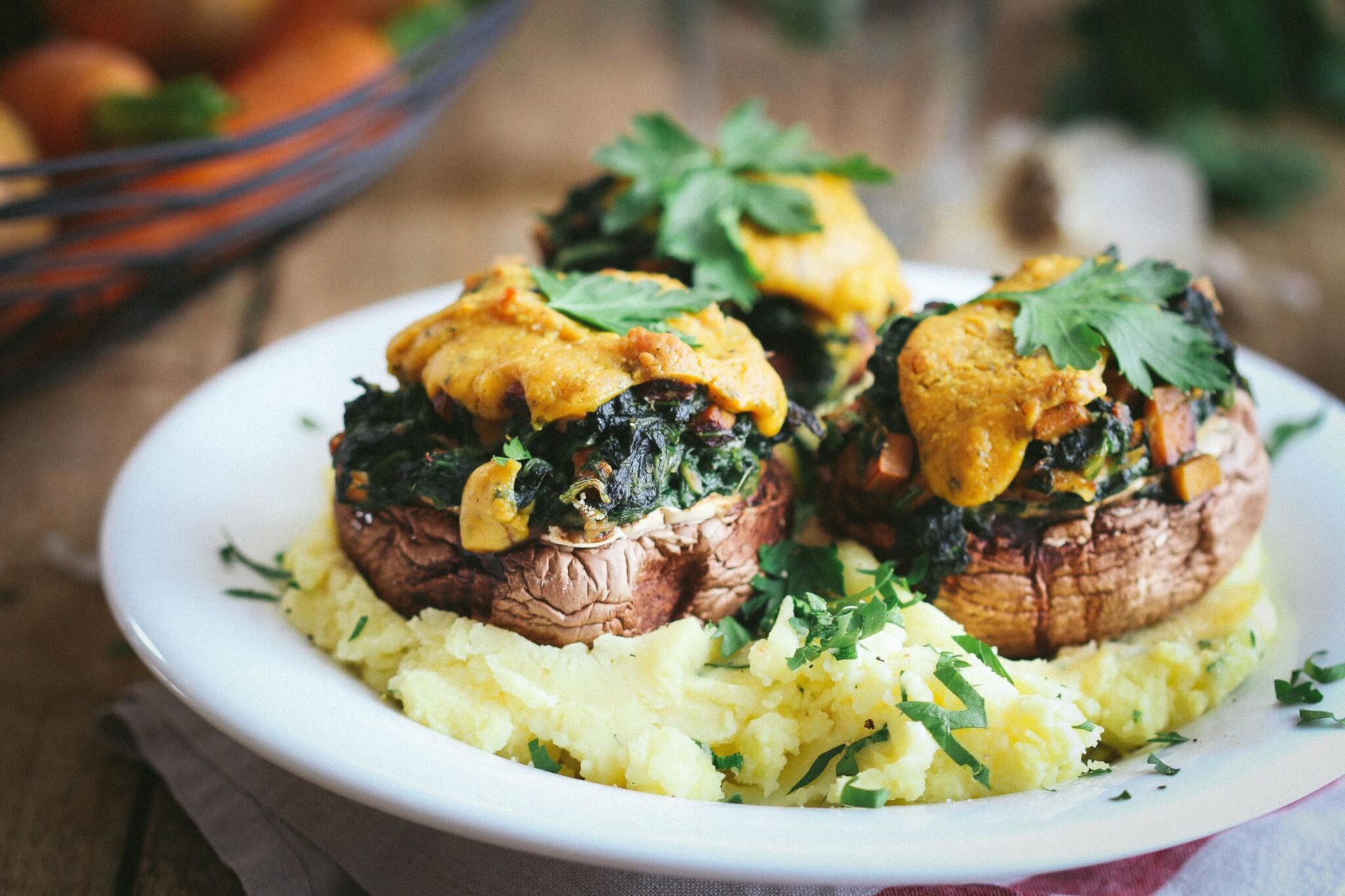 Ofen-Champignons mit Spinat auf Kartoffelstampf • veggies | vegan
