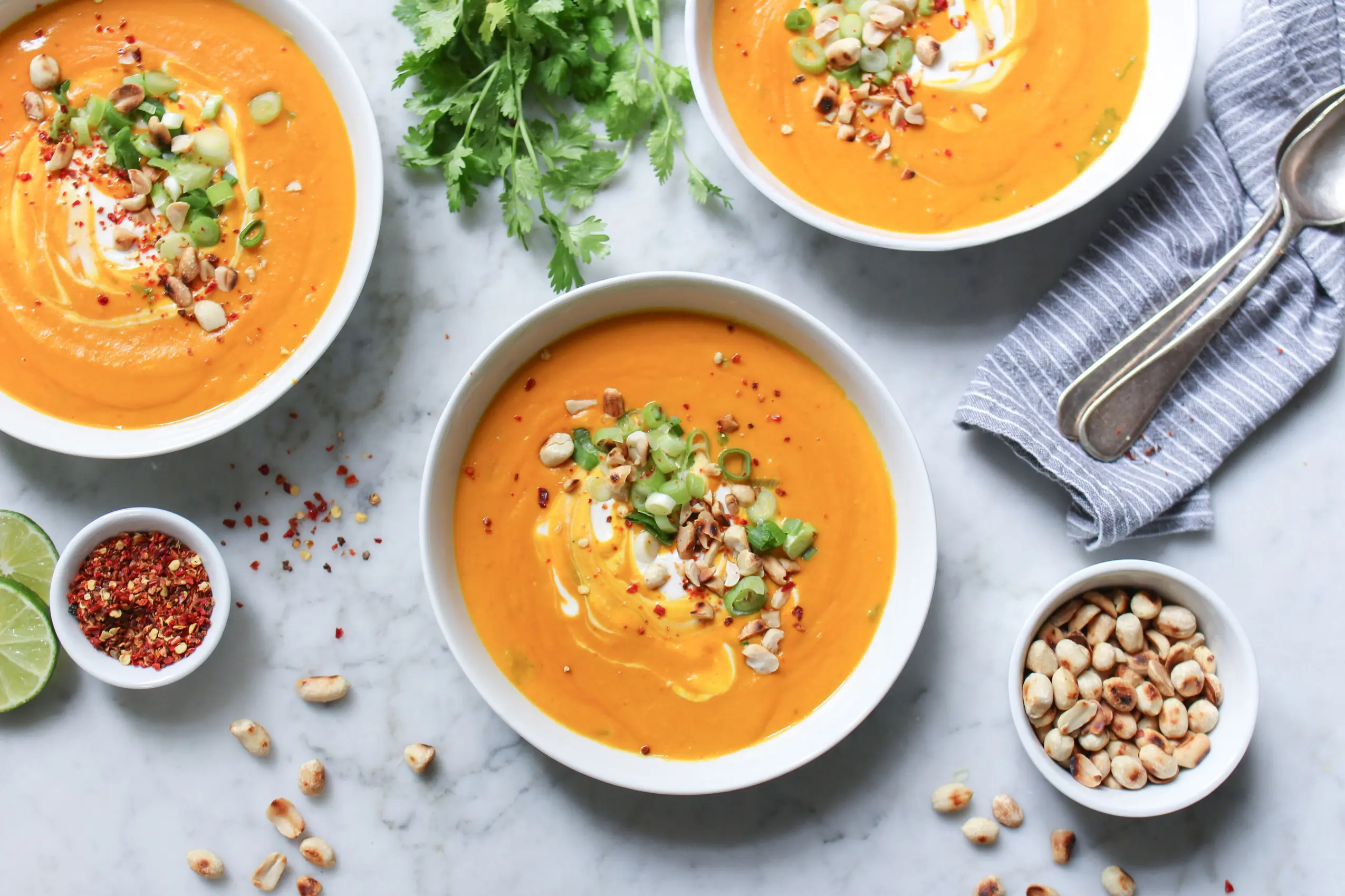 Kürbissuppe mit Kokosmilch und Erdnusscurry