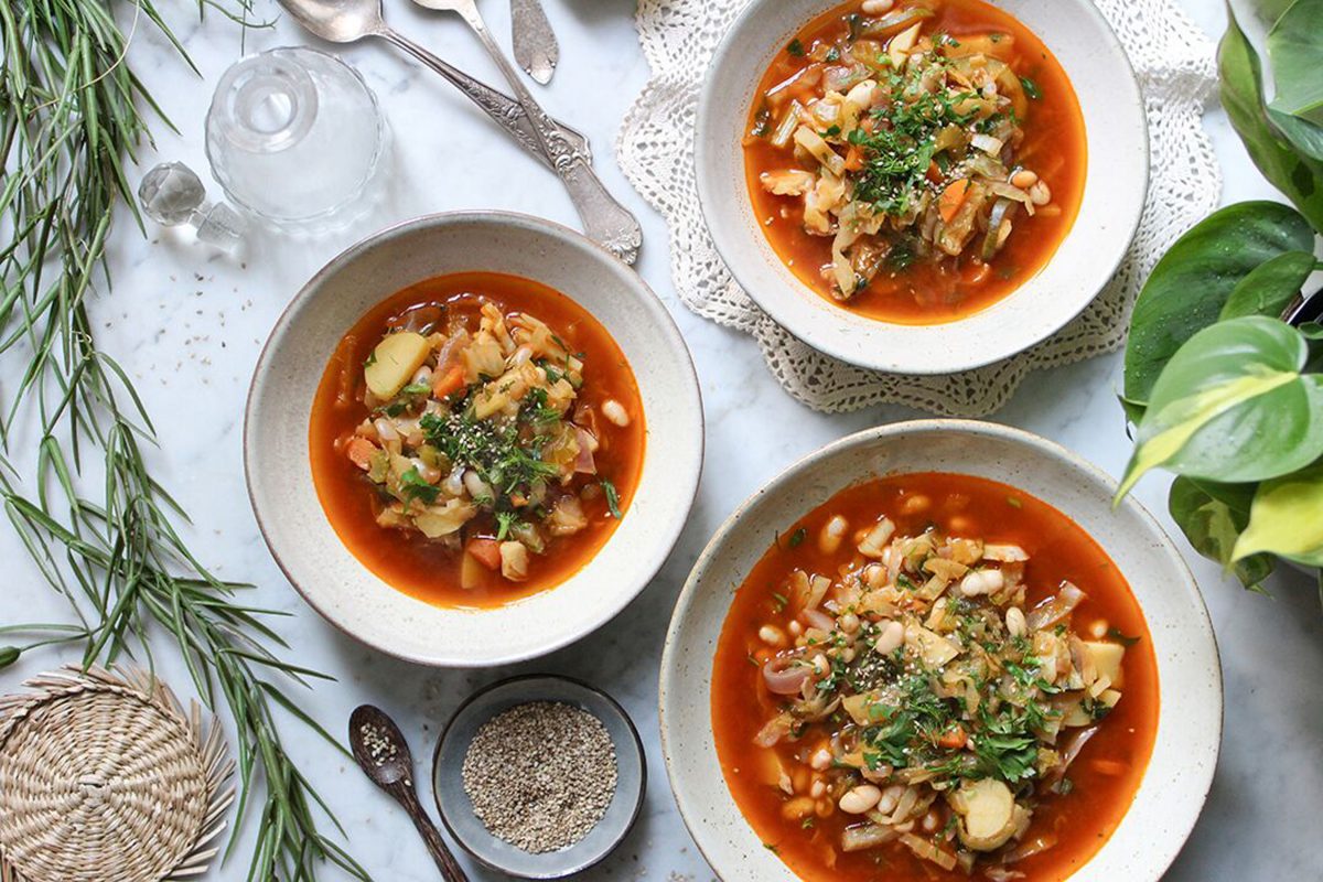 Vegane Minestrone mit Bohnen, Kohl, Kartoffeln und Fenchel