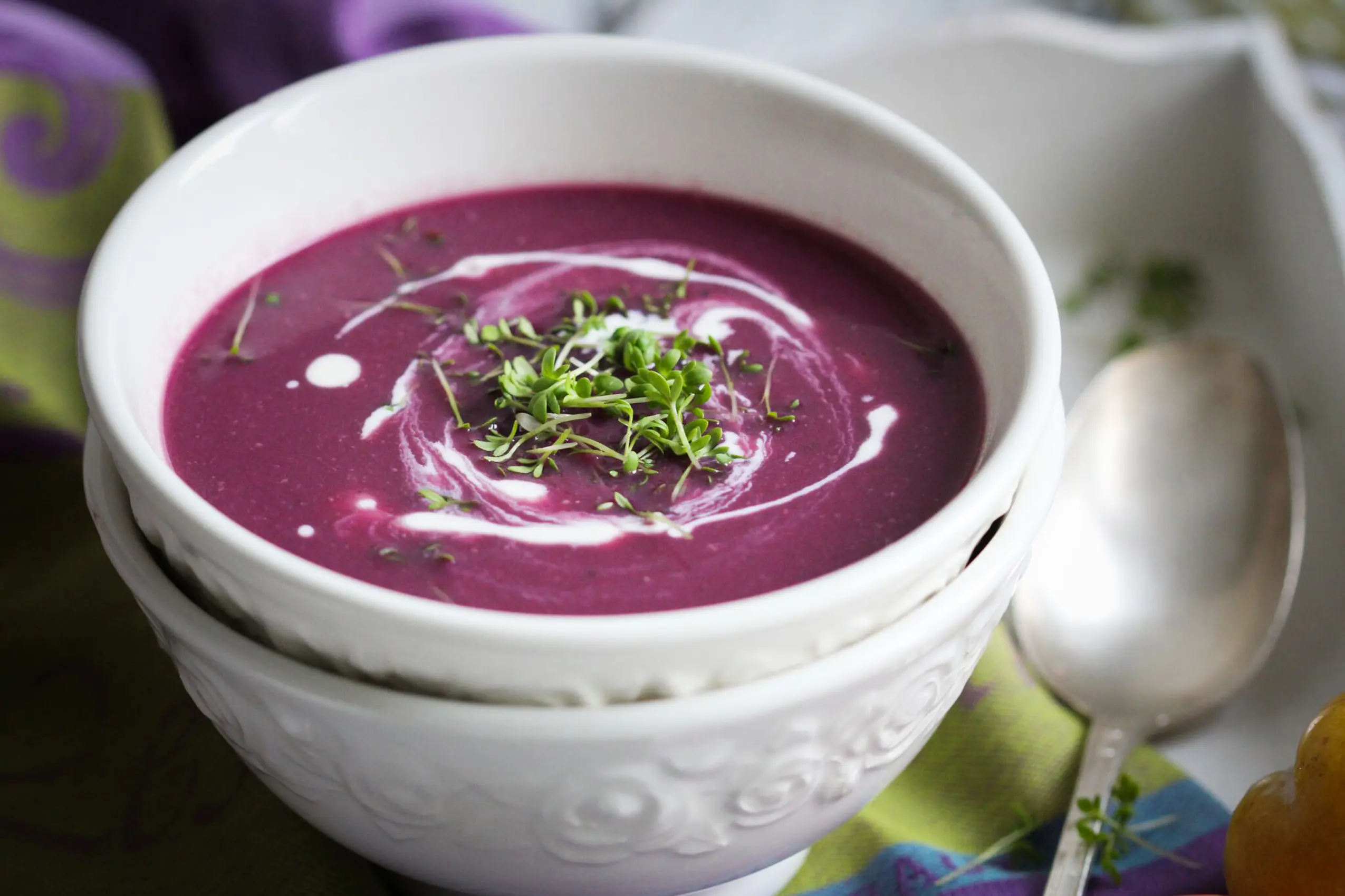 Vegane Rotkrautsuppe mit Kresse