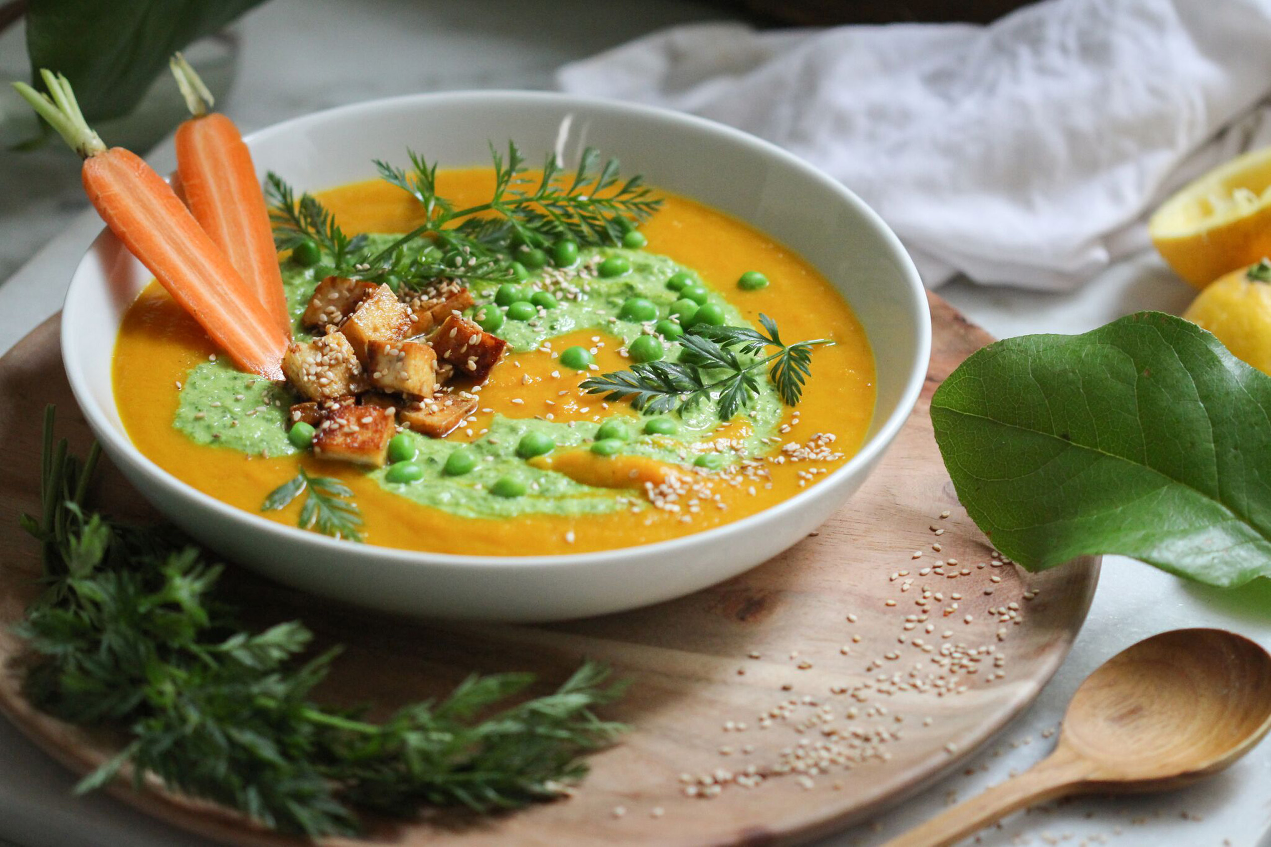 Bunte Karotten-Frühlingssuppe mit Erbsen-Minz-Topping • veggies | vegan