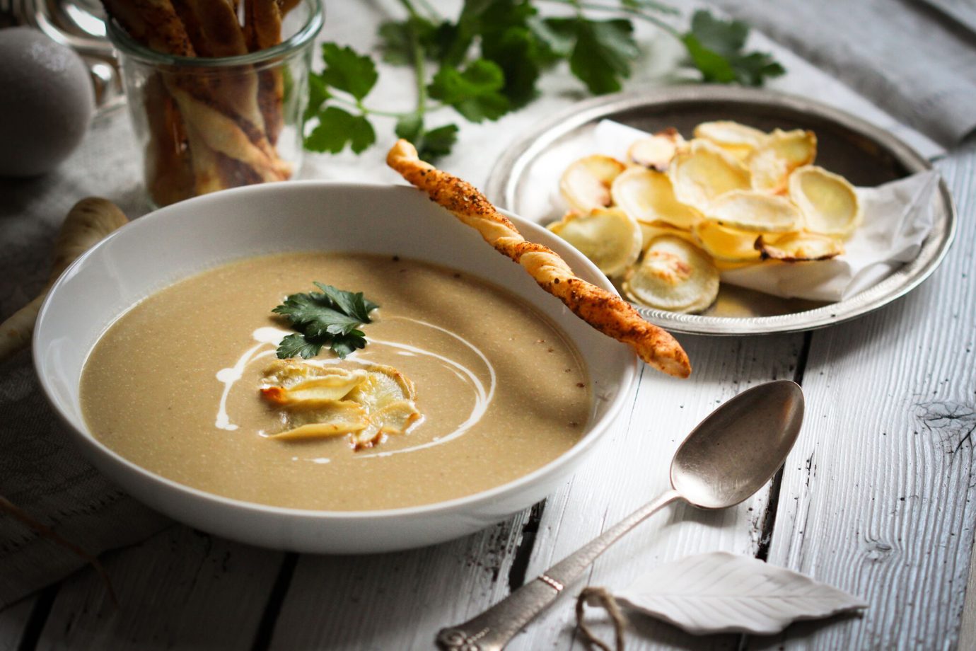 Steinpilzsuppe mit PetersilienwurzelChips & Gewürzstangerl • veggies