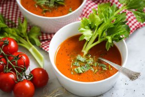 Schnelle vegane Tomaten-Sellerie-Suppe