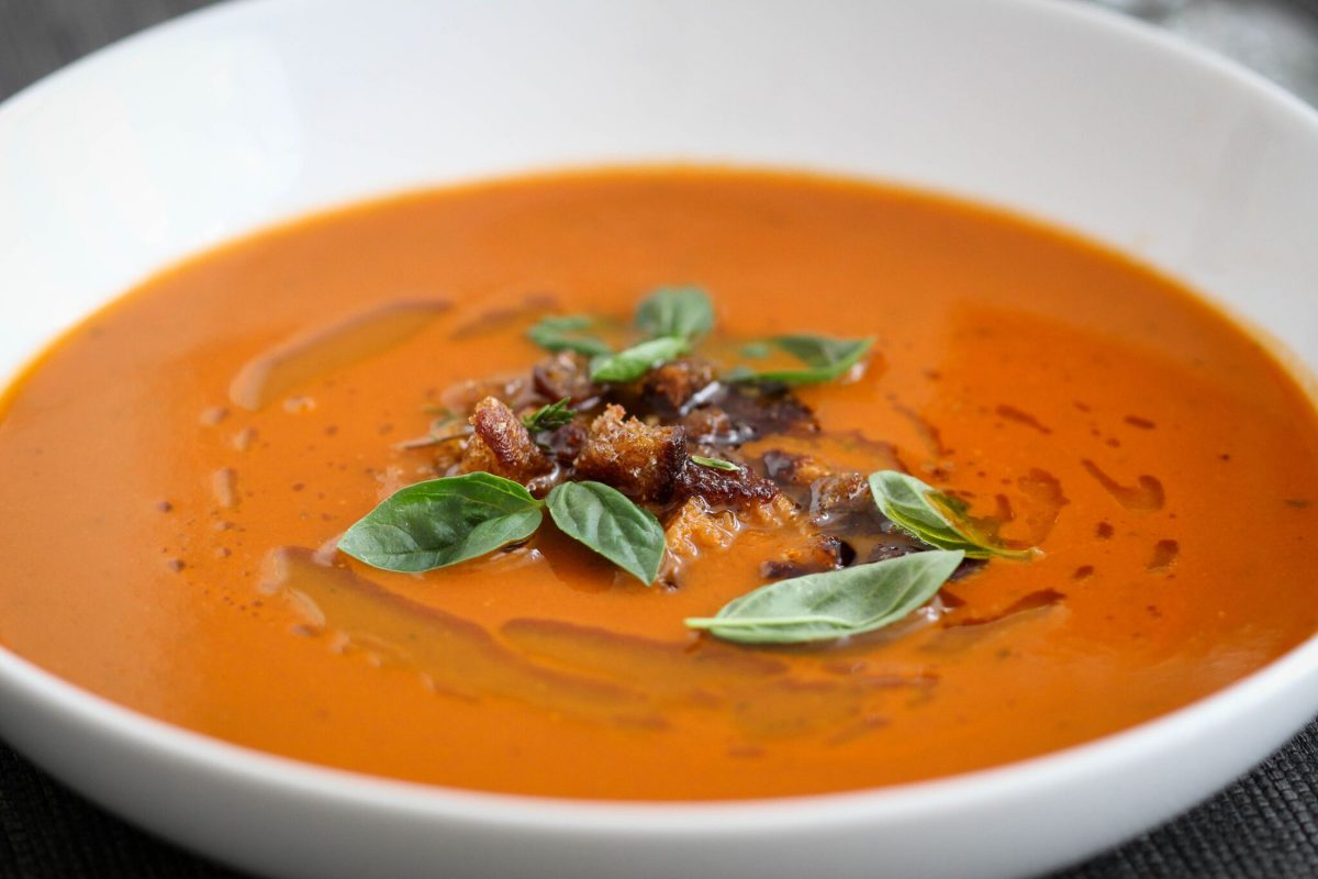 Vegane Tomatensuppe mit Roggen-Thymian-Crustini